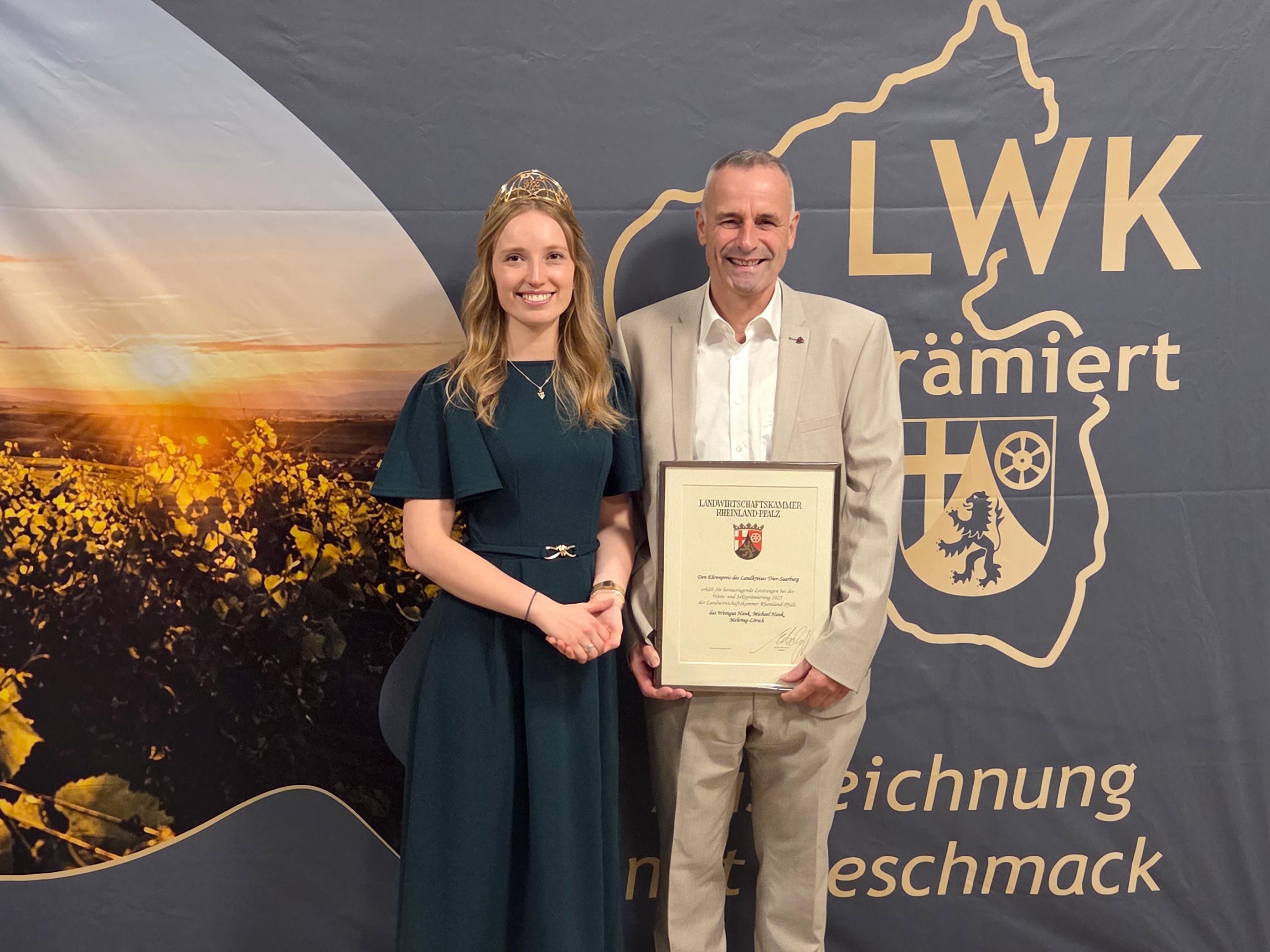 Michael Hank und die Deutsche Weinkönigin Anna Zenz (v. r. n. l.) | Foto: © Weingut Hank